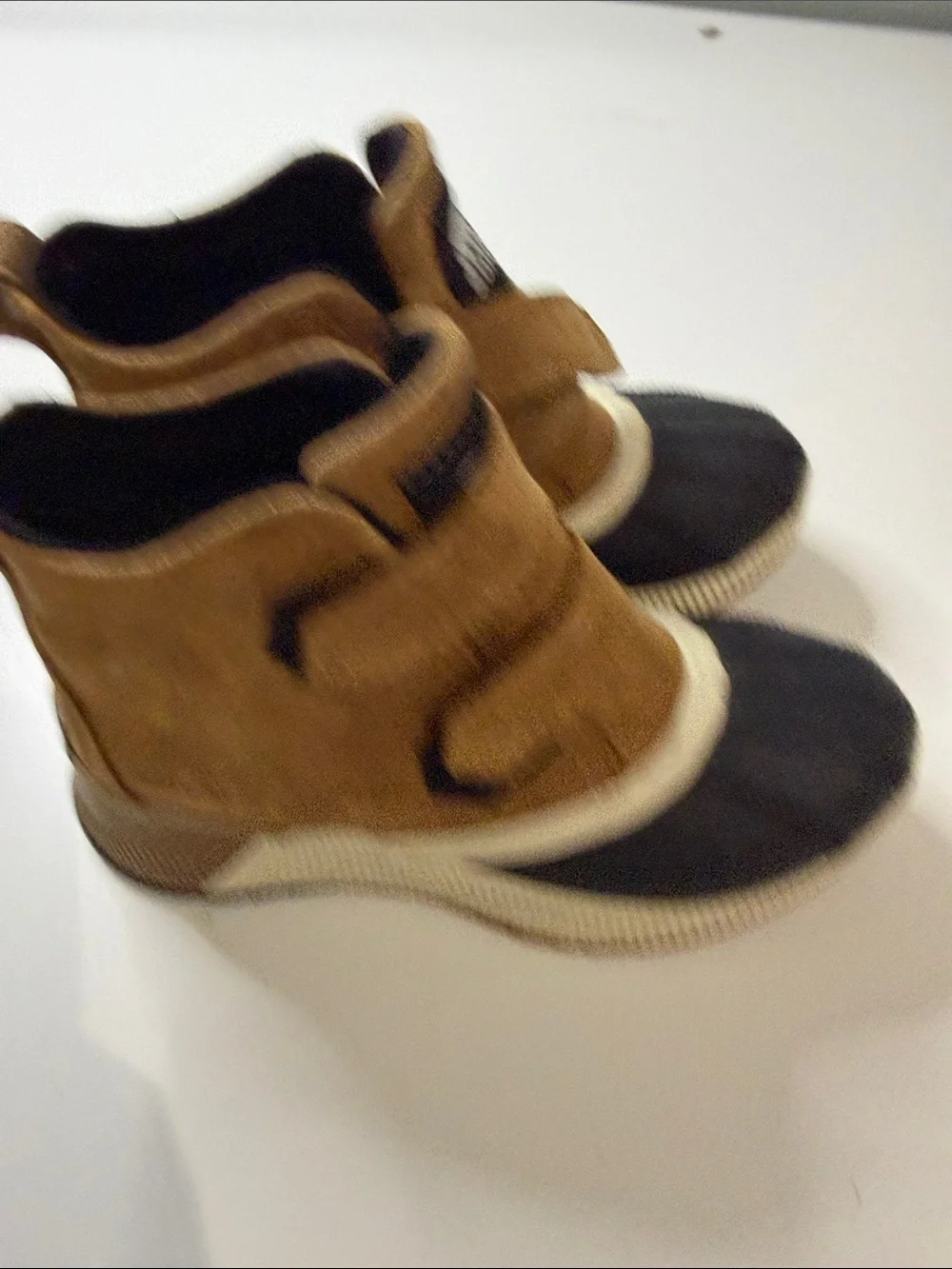 Sorel Kids Brown Suede and Black Rubber snow boots size 13